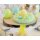 Osternestkerze, Kerze in Osternest aus Wachs, Eikerzehellgr&uuml;n, Nest in gr&uuml;n, Geschenkverpackung mit gelber Schleife, 13  x 7 cm