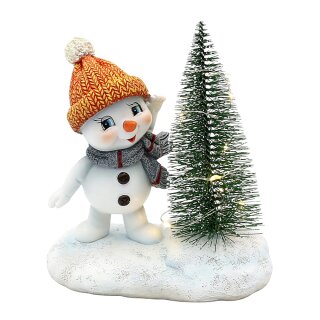 Schneekind - Schneemann mit M&uuml;tze und Schal in orange und grau, mit beleuchteten LED Weihnachtsbaum, L/B/H 12 x 7,5 x 14 cm.