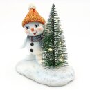 Schneekind - Schneemann mit M&uuml;tze und Schal in orange und grau, mit beleuchteten LED Weihnachtsbaum, L/B/H 12 x 7,5 x 14 cm.